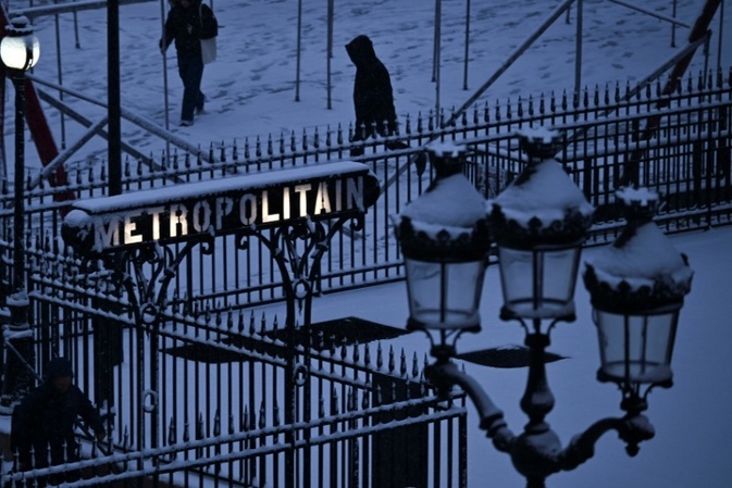 Starke Schneefälle führen zu Flug- und Zugausfällen in Teilen Europas