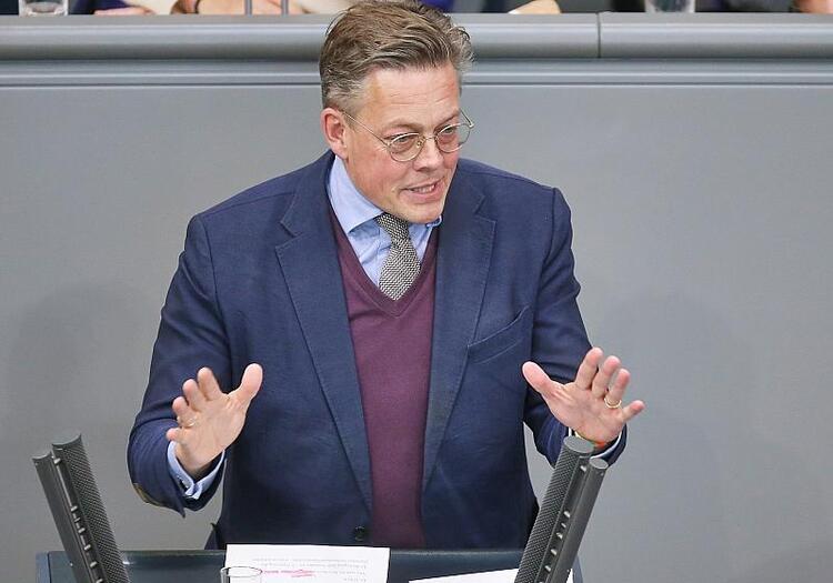 Grüne drängen nach Brandanschlag auf umfangreiche Ermittlungen