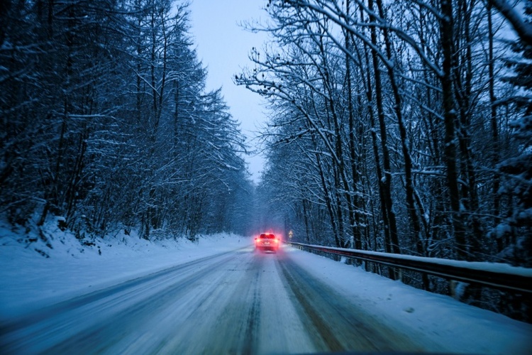 Deutschland rüstet sich für Schneefront - Schulausfälle und tödliche Unfälle