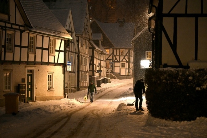 ''Enorme Schneemengen'': Verkehrsminister Schnieder mahnt zu Vorsicht