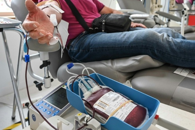 Blutspenden bundesweit knapp: Erkältungswelle und Winterwetter verknappen Angebot