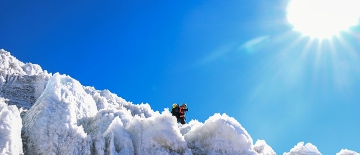 Schneehöhle als Klima-Archiv der Erde: Erste Eisbohrkerne in Antarktis-Lagerstätte