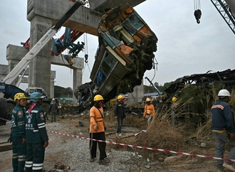Baukran auf Gleise gestürzt: Mehr als 30 Tote bei Zugunglück in Thailand