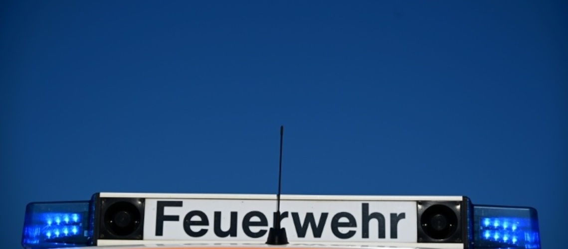 Ungewöhnlicher Einsatz für Feuerwehr: Kanarienvogel von Karabinerhaken befreit