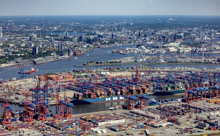 Ein Toter und mehrere Schwerverletzte bei Kollision von Bus und Bahn in Hamburg