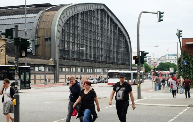 Hamburger Hauptbahnhof: Kind steckt mit Kopf in Geländer fest - Rettungseinsatz