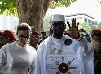 Guineas Ex-Militärmachthaber Doumbouya leistet Amtseid als neuer Präsident