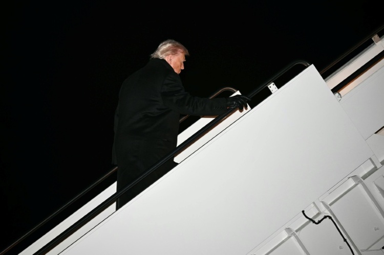 Trump nach technischem Zwischenfall mit neuem Flugzeug auf dem Weg nach Davos