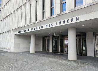 BMI: Deutschland schiebt deutlich mehr Menschen ab