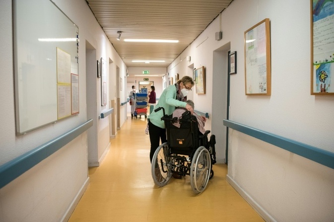 Eigenanteil für Platz im Pflegeheim weiter gestiegen - Rufe nach Reformen