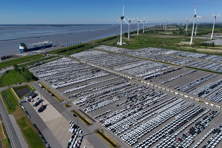Brand auf Autotransporter vor Borkum - Großeinsatz mit Schiffen und Hubschraubern
