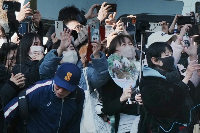 Trauer in Tokio: Fans verabschieden Panda-Zwillinge vor Abtransport nach China