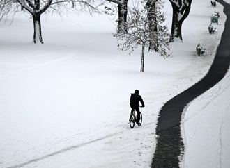 Weiter große Behinderungen durch Schneemassen in Franken