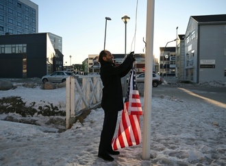 ''Nicht lustig'': Deutscher Satiriker löst in Grönland mit US-Fahne Empörung aus
