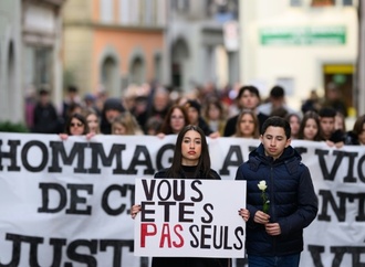 Hunderte bei Schweigemarsch für Opfer von Brandkatastrophe in der Schweiz