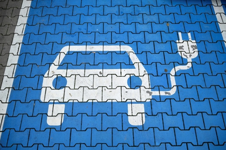 Großes Sparpotenzial beim Laden von E-Autos gegenüber Tanken