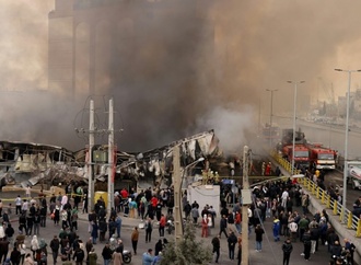 Feuerwehr bringt großes Feuer auf Basar in Teheran unter Kontrolle