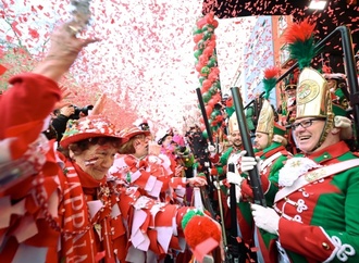 AfD-Umfragehochs und Trump Motive bei Rosenmontagszug in Köln
