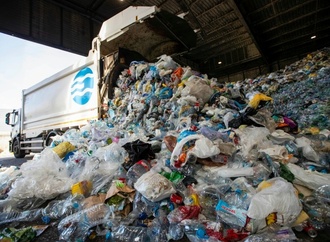 Ungeduldiger Autofahrer fährt in Niedersachsen Sperrmüllwagen zur Seite