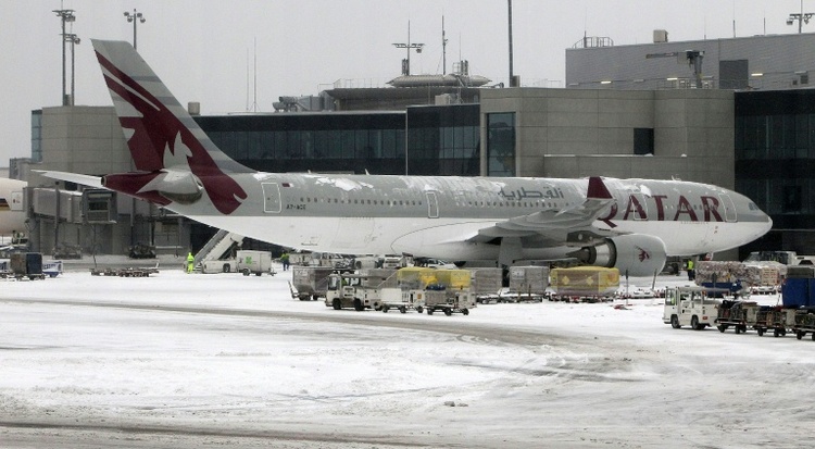 Flughafen Frankfurt am Main stellt wegen Schneefall Betrieb vorübergehend ein