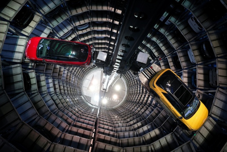 Konzernchefs von VW und Stellantis fordern Bonus für E-Autos 