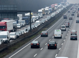 Insgesamt 478.000 Stunden Stillstand: Autofahrer standen 2025 länger im Stau