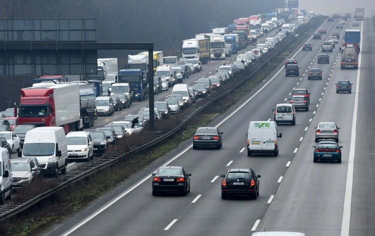 Insgesamt 478.000 Stunden Stillstand: Autofahrer standen 2025 länger im Stau