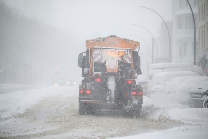 Behinderungen durch Schnee und Eisregen - Angespannte Lage in Berlin