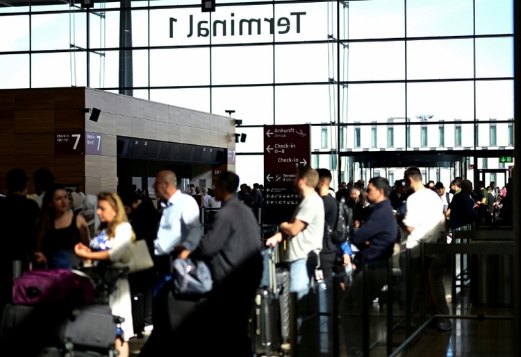 Betrieb am Berliner Flughafen BER wegen Eisregen 