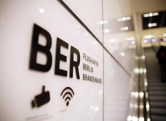 Blitzeis legt Betrieb am Flughafen BER weiter lahm