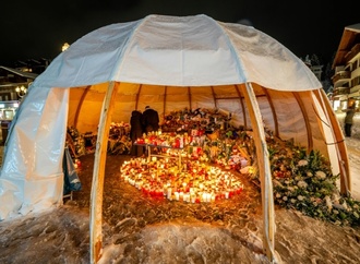 Gedenkstätte für Opfer der Brandkatastrophe in Crans-Montana in Brand geraten