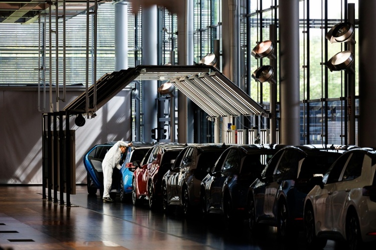 Autoindustrie warnt vor Arbeitsplatzverlust in Deutschland - und fordert Reformen