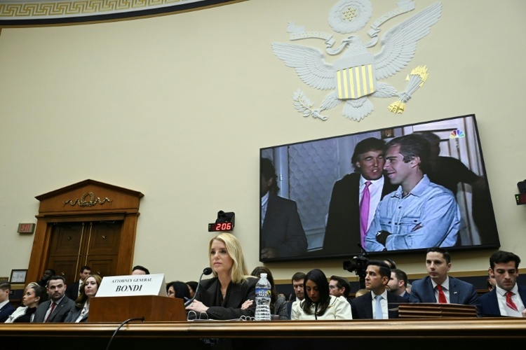 Epstein-Akten: US-Justizministerin Bondi verteidigt Vorgehen gegen 