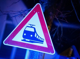 Nordrhein-Westfalen: 18-Jähriger stirbt nach Kollision von Auto und Regionalzug