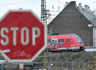 Tödlicher Unfall in Bayern: S-Bahn schleift Auto hunderte Meter mit