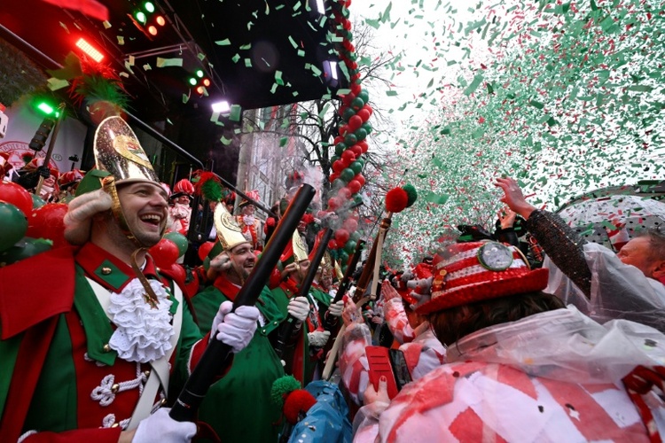 Weiberfastnacht in Köln: Frau gibt Hund Wodka zu trinken - Behörden schreiten ein