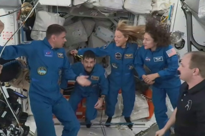 Nach medizinischer Evakuierung: Neue Besatzung an Internationaler Raumstation ISS angekommen