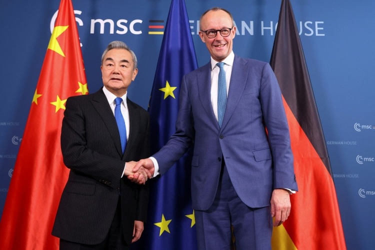 Chinas Außenminister zu Merz: Beziehungen zwischen Peking und Berlin auf 