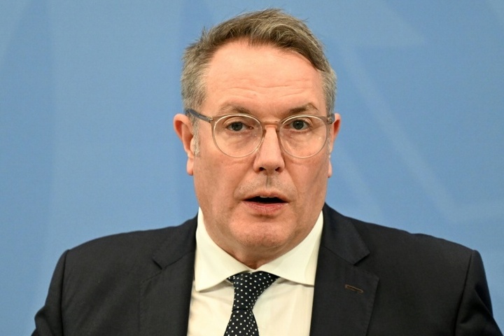 Bahn-Sicherheit: Ministerpräsident Schweitzer fordert Deutschlandticket mit Foto