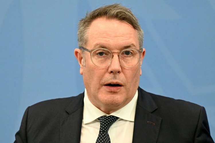 Bahn-Sicherheit: Ministerpräsident Schweitzer fordert Deutschlandticket mit Foto