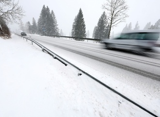 Erneute Schneefälle in Deutschland: Zahlreiche Unfälle und Verkehrsbehinderungen