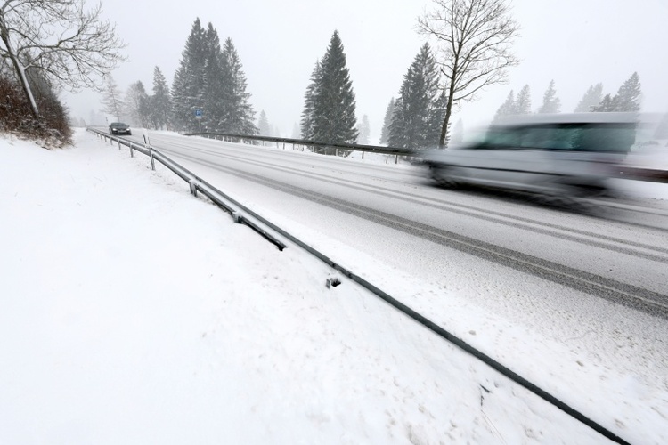 Erneute Schneefälle in Deutschland: Zahlreiche Unfälle und Verkehrsbehinderungen