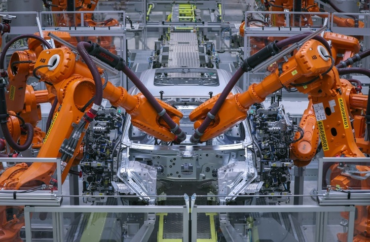 Jobabbau in der Industrie hält an - Stimmung von Unternehmen leicht verbessert