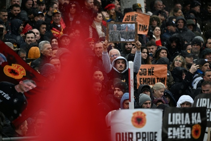 Zehntausende demonstrieren im Kosovo gegen Haager Prozess gegen Ex-Präsident Thaci