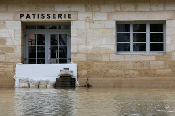 Hochwasser und Wintersturm führen in Frankreich zu Verkehrsstörungen
