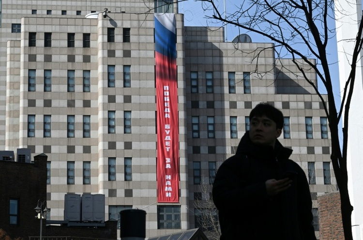 Vor Jahrestag des Ukraine-Kriegs: Siegesbanner an russischer Botschaft in Südkorea