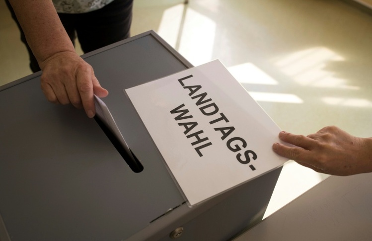 Studie: Erinnerungs-SMS und Wahlsimulation in Schulen können Wahlbeteiligung erhöhen