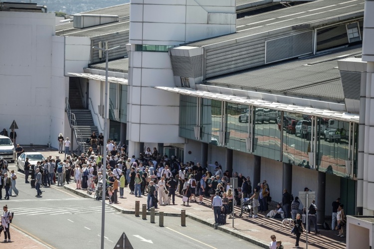 Feuer am Flughafen Kapstadt - Internationale Flüge beeinträchtigt