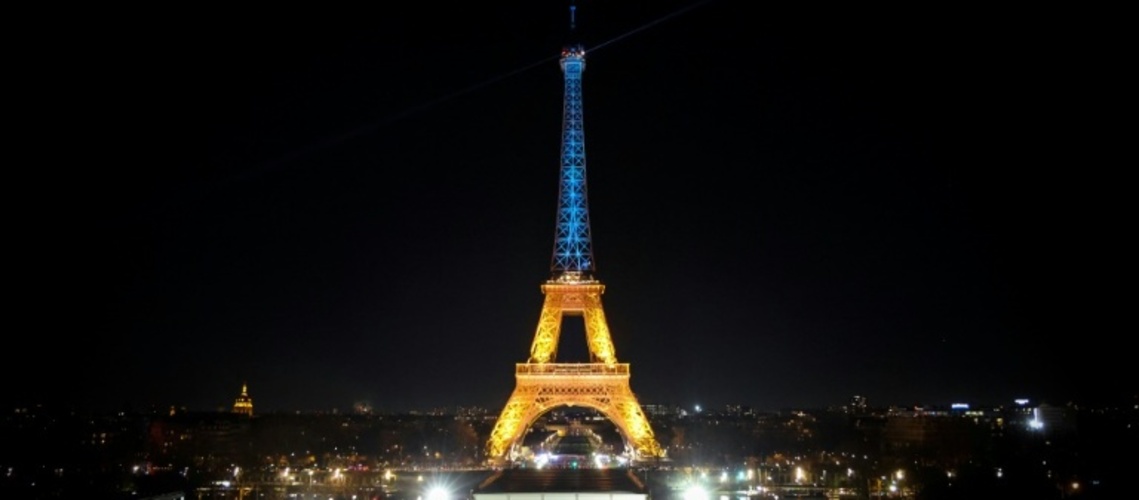 Vier Jahre Krieg: Eiffelturm leuchtet in ukrainischen Nationalfarben