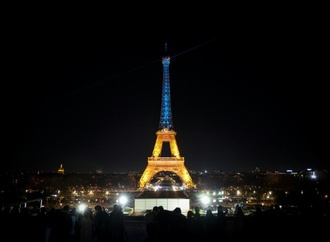 Vier Jahre Krieg: Eiffelturm leuchtet in ukrainischen Nationalfarben